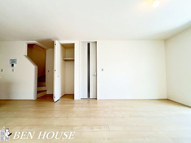 リビング・食事時にはいい香りに包まれる一体感のあるリビングは何気ない会話を楽しみながらのんびりと過ごせる空間です。