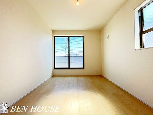 寝室・大きな窓で採光を確保した寝室は、収納計画が整い家具の配置もしやすく、毎朝の目覚めが心地よい落ち着きある暮らしを叶えます。