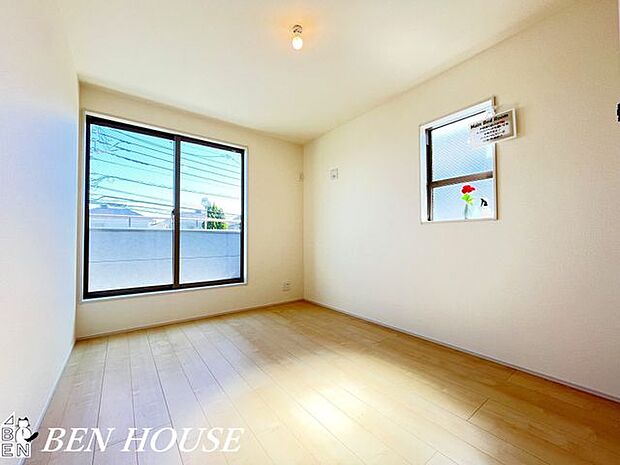 寝室・ゆとりある主寝室は大容量のクローゼット付き。大きなベッドを置いても室内が広く使える空間です。