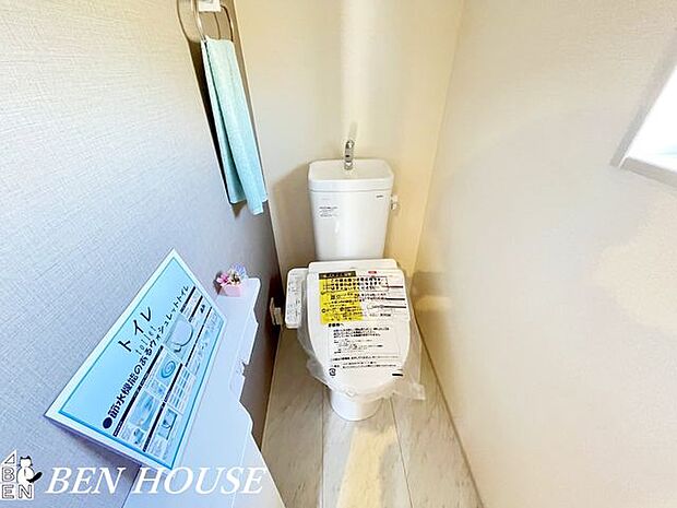 トイレ・温水洗浄便座を備えたトイレで、快適さと清潔さを両立。明るい色調の内装が清潔感を高め、リラックスできる時間を大切にします。