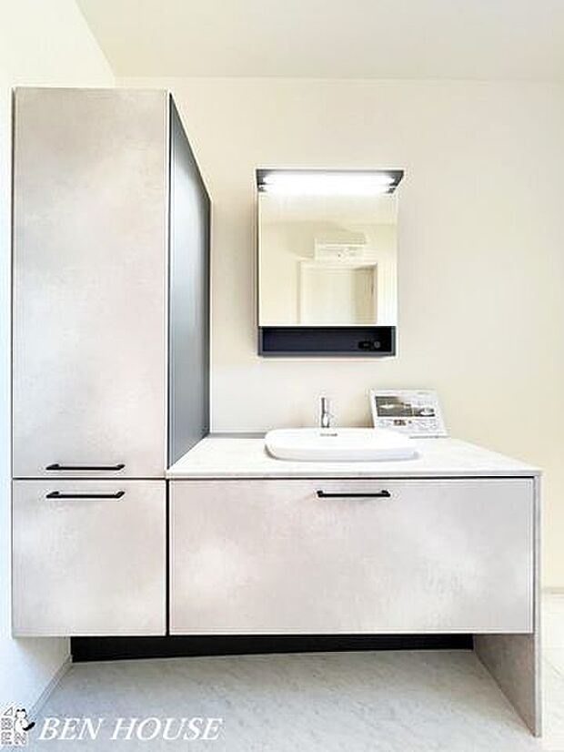 洗面化粧台・ご家族の1日が始まりと1日の終わりを締めくくる洗面空間。のびのびと支度をする事が出来ます！