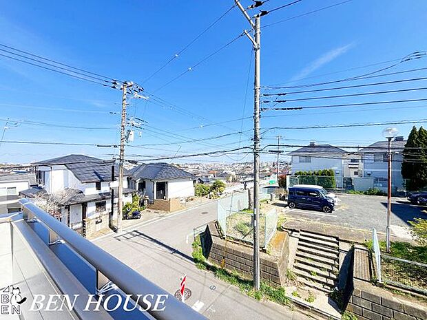 眺望・夕焼けを望むバルコニーは一日の締めくくりに最適。仕事帰りに静かに佇みながら、心がほどける穏やかな時間が流れます。