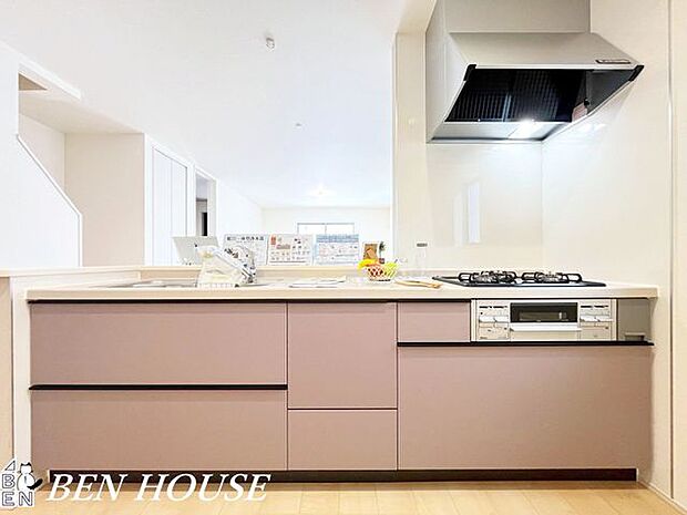 キッチン（同仕様参考写真）・広々としたキッチンは効率よくお料理が出来ます。家族でお料理も楽しめそうです。