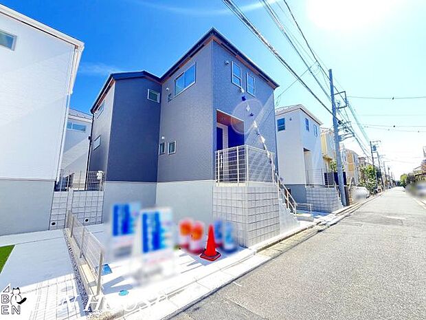 外観・教育環境が充実したエリアで、子育て世帯からも人気の立地です。整った街並みの中で外観が上品に映えます。