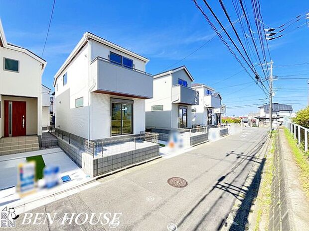 前面道路含む外観・ゆとりある前面道路に面した開放感溢れるお住まいです。見通しの良い前面道路でお車の駐車もしやすいです。