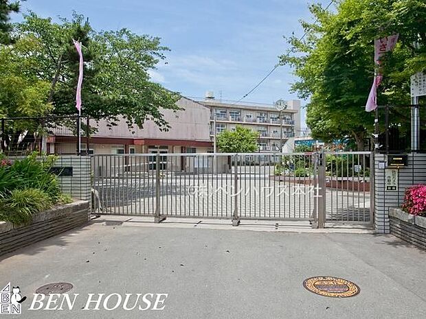 横浜市立別所小学校 徒歩4分。教育施設が近くに整った、子育て世帯も安心の住環境です。 290m