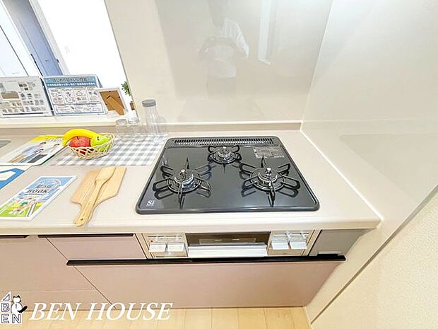 コンロ（同仕様参考写真） ・三口＋グリル付きの万能コンロで、日常の調理からおもてなしまで幅広く対応。収納や動線と合わせて使いやすさを重視した設計です。