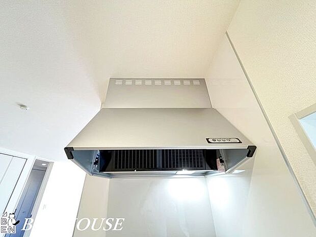 レンジフード（同仕様参考写真） ・強力吸引のレンジフードで油煙やニオイをしっかり排出。静音設計で会話を妨げず、快適なキッチン時間を保てます。