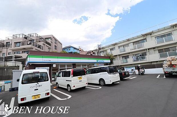 ファミリーマート 六ッ川2丁目店 徒歩6分。時間がない時にさっと寄れて便利なコンビニ。 410m