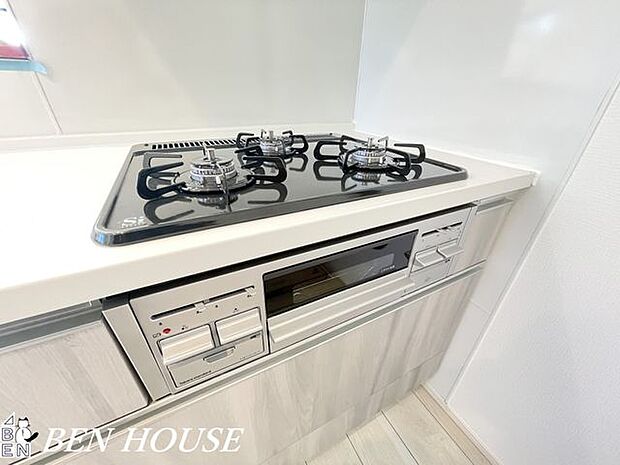 コンロ(同仕様参考写真)・使い勝手の良い3口コンロで調理がスムーズ。温度調節がしやすく時短調理が叶うため毎日の献立作りが楽しくなります。