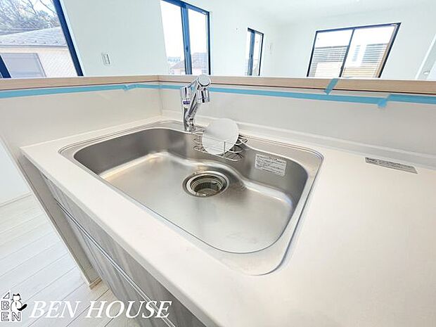 キッチン水栓(同仕様参考写真)・見た目もスッキリな浄水器内蔵水栓のキッチンです。いつでも浄水されたお水を飲むことができます！