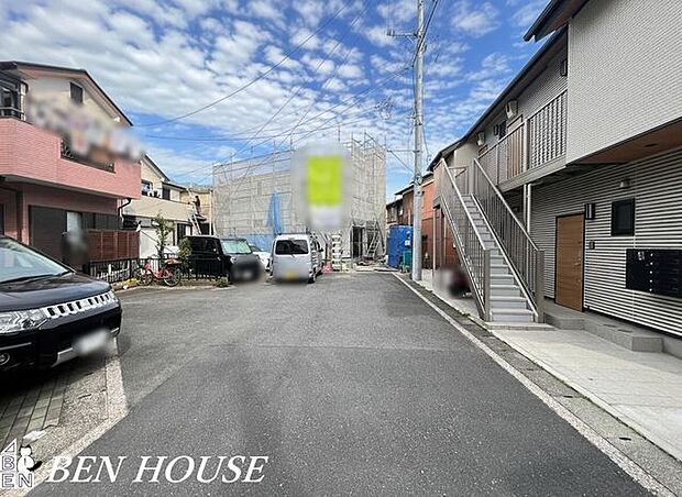 前面道路含む外観・前面道路は落ち着いた道で、徒歩圏に買い物スポットや公園が揃います。安心感と利便性が両立した快適な住環境です。