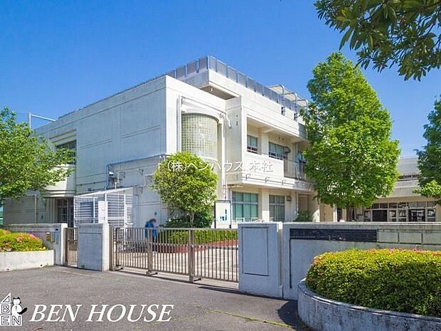 横浜市立釜利谷中学校 徒歩14分。部活動帰りの帰宅も安心の距離です！ 1100m