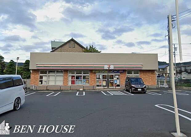 セブンイレブン横浜釜利谷東7丁目店 徒歩3分。お出かけ前やお帰りの立ち寄りにも便利なコンビニ。 240m