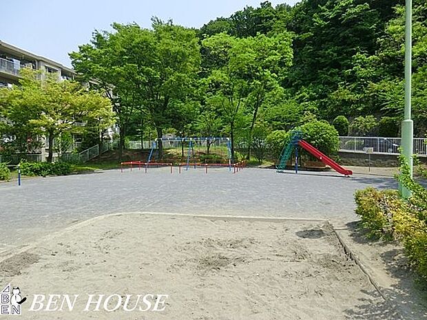 釜利谷坂本公園 徒歩10分。樹々に囲まれた気持ちのよい公園です。 760m