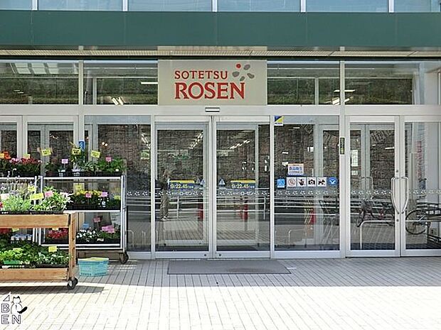 そうてつローゼン釜利谷店 徒歩5分。駅からの帰りにお買い物も可能です。 350m