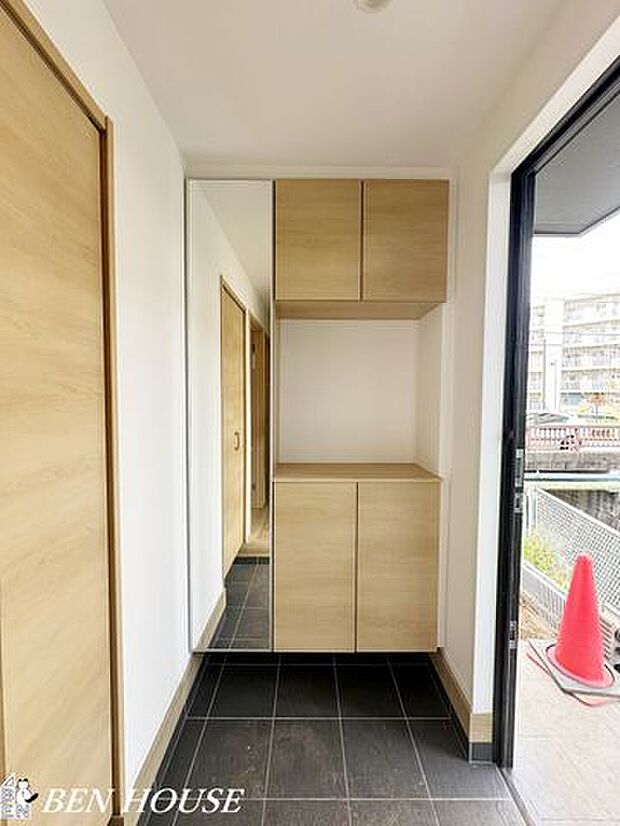 玄関・ゆったりとした広さの玄関ホールでご家族揃ってのお出かけもスムーズです。