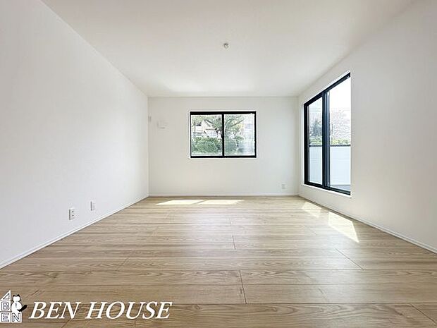 リビング・ご家族みんながゆったりくつろげる広々リビングは、陽光たっぷりの明るくゆったりとした空間です。