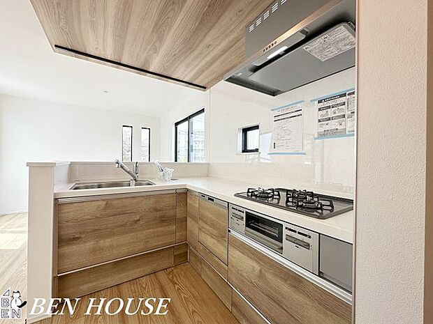 キッチン・使い勝手の良いＬ型タイプのキッチン。そしてコミュニケーションがスムーズに取れる対面式。お料理をしながらご家族との会話も弾みそうです。