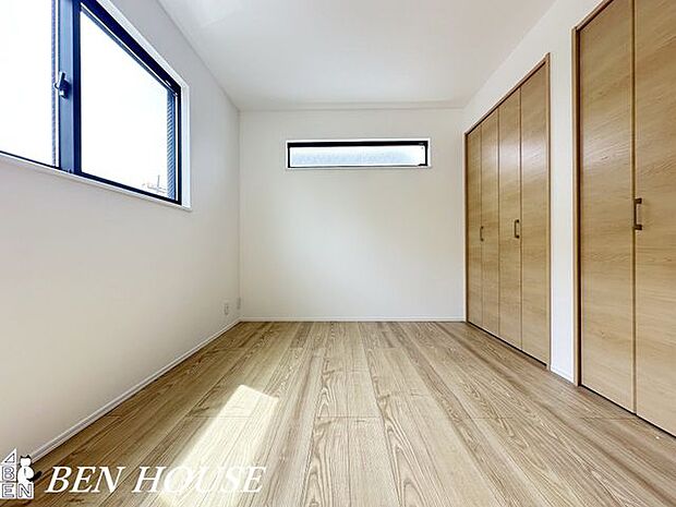 子供部屋・お子様の成長にも欠かせない日差しがたっぷり入るお部屋です。おもちゃや学校の道具もすっきりと片付けられるクローゼット付で、成長と共にどんどん荷物が増えても安心！
