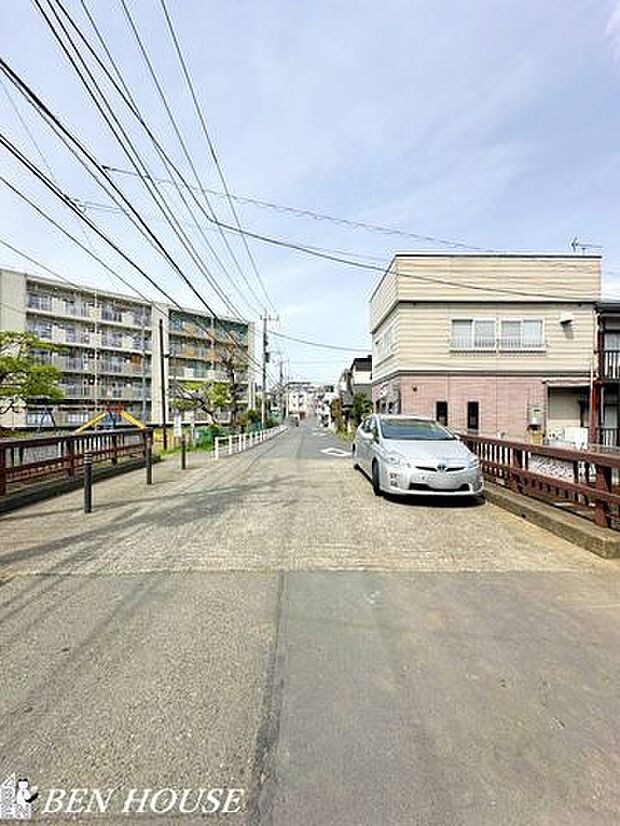 前面道路含む外観・見通しの良い前面道路。車通りも少なく、お子様の通学や愛犬とのお散歩も安心ですね。