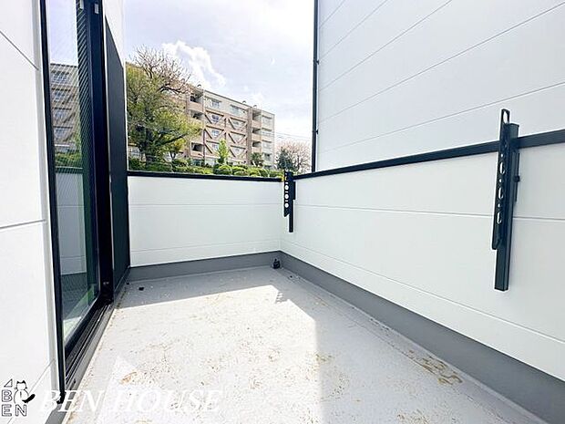 バルコニー・ワイドスパンのバルコニーはご家族のお洗濯もたっぷり干せそうですね。