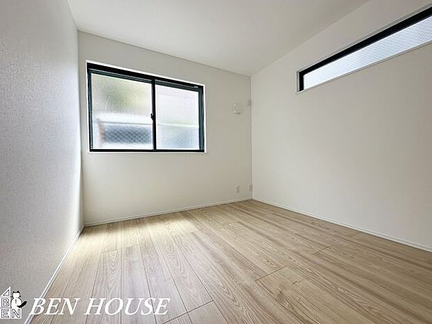 洋室・陽差しがたっぷり注ぐ、気持ちの良い洋室です。収納豊富な居室は余分な家具を置く必要がなく、お部屋を広くお使いいただけます。