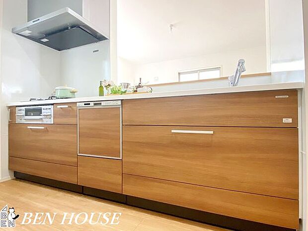 キッチン（同仕様参考写真）・リビングの様子を見守りながらお料理ができる、人気の対面式キッチンを採用しています。