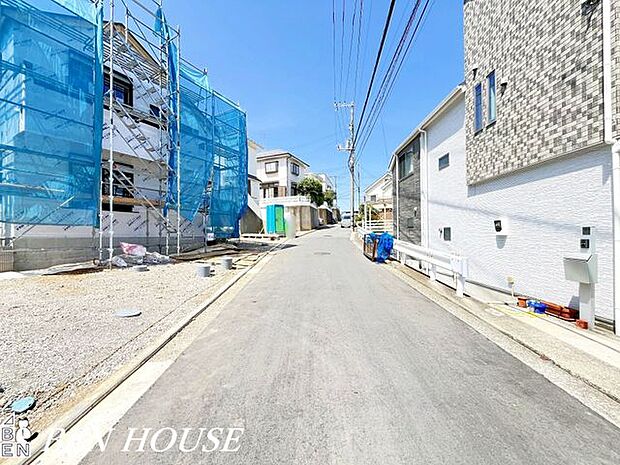 前面道路含む外観・見通しの良い前面道路。交通量が少ないので、車の出し入れもスムーズにできます。