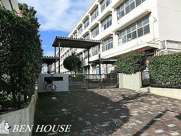 横浜市立新吉田小学校 徒歩11分。教育施設が近くに整い、子育て世帯も安心の住環境です。 850m