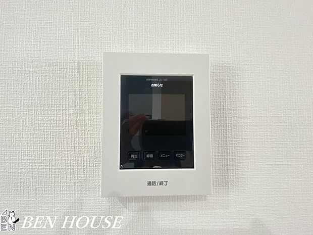 モニター付きインターフォン（同仕様写真）・女性やお子様も安心のモニター付。お客様のお顔を確認出来るので、気持ちよくお出迎えが出来そうです。