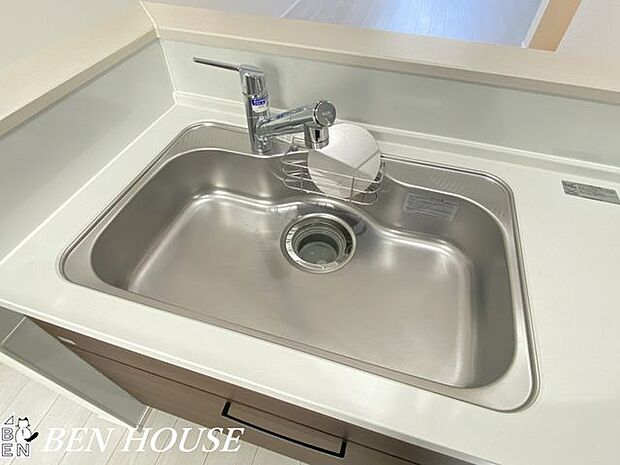 キッチン水栓（同仕様写真）・簡単な開閉と温度調整が出来るキッチン水栓。お掃除のしやすいキッチンでいつでも清潔に保てます！