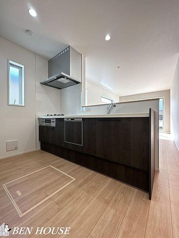 キッチン（同仕様参考写真）・広々としたキッチンは効率よくお料理が出来ます。家族でお料理も楽しめそうです。