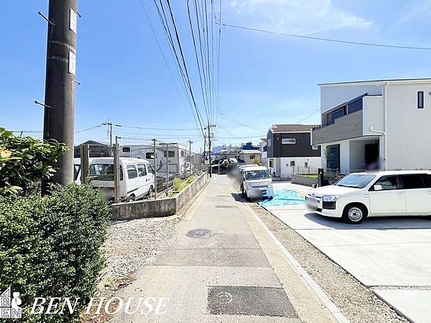 前面道路含む外観・静かな前面道路に面した閑静な住まい。周囲は低層住宅が中心で日当たりや風通しにも恵まれ、ゆったりとした日常が期待できます。