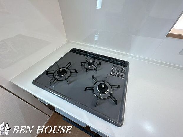 コンロ(同仕様参考写真)・三口＋グリル付きの万能コンロで、日常の調理からおもてなしまで幅広く対応。収納や動線と合わせて使いやすさを重視した設計です。