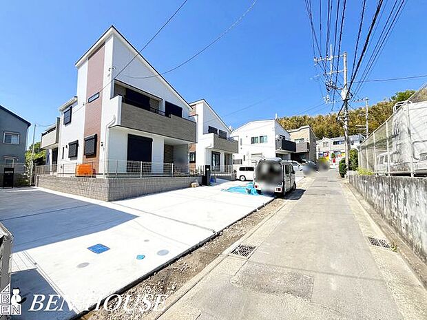 外観・公園や遊歩道が整備されたエリアで、子どもと気軽に散歩を楽しめる立地です。外観と調和する落ち着いた街並みも魅力です。