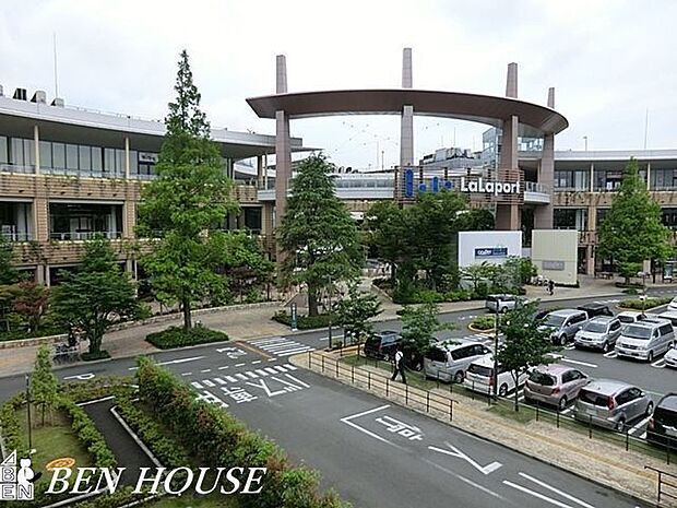 イトーヨーカドーららぽーと横浜店 徒歩18分。品揃え豊富な大型スーパーです。 1370m