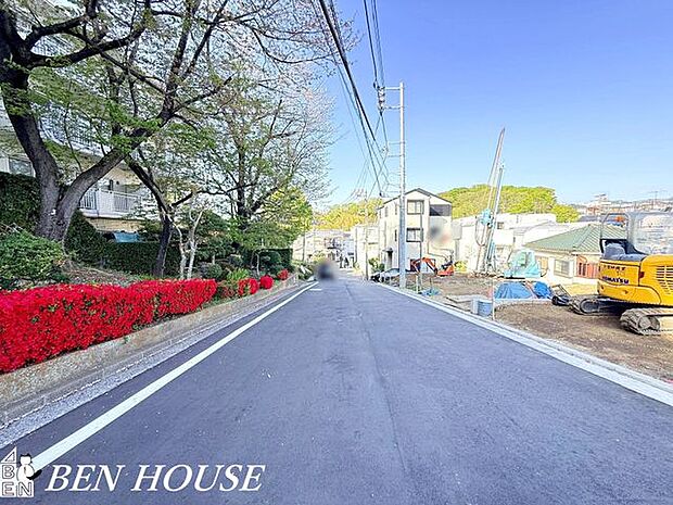 前面道路含む外観・静かな前面道路に面した閑静な住まい。周囲は低層住宅が中心で日当たりや風通しにも恵まれ、ゆったりとした日常が期待できます。