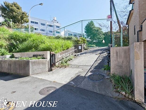 横浜市立生麦中学校 徒歩17分。部活動帰りの帰宅も安心の距離です！ 1350m