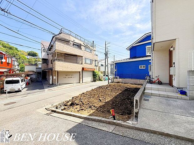外観・角地のため日当たりが良く、開放感があります。暖かい太陽の日差しを浴びるお住まいです。