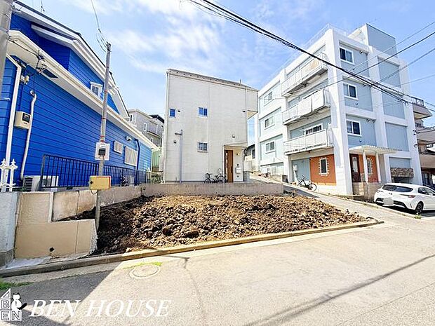 外観・閑静な街並みに位置する新築住宅。落ち着いた雰囲気の住環境です。