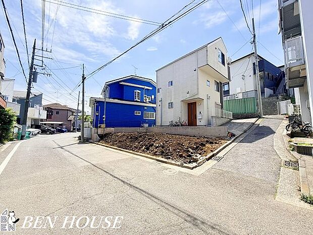 前面道路含む外観・ゆとりある前面道路に面した開放感溢れるお住まいです！