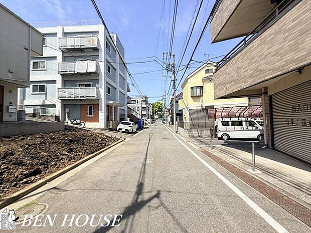 前面道路含む外観・見通しの良い前面道路でお車の駐車も楽々です！