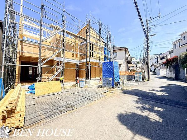 外観・シンプルなラインと上質な素材感が調和する戸建。前面道路との動線を考えた配置で、暮らしやすさを重視した機能的な外観デザインです。