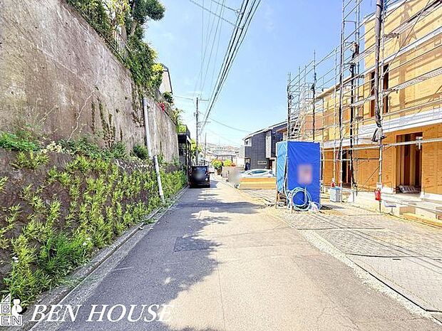 前面道路含む外観・前面道路は落ち着いた道で、徒歩圏に買い物スポットや公園が揃います。安心感と利便性が両立した快適な住環境です。