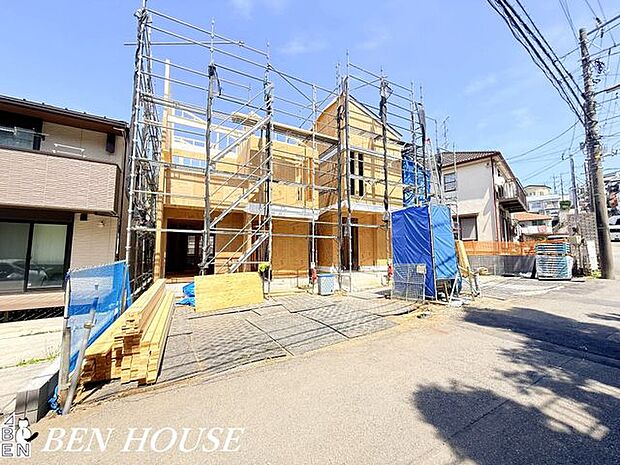 カースペース・2台分のカースペース付き。日常的に車を使う方やバイクをお持ちの方、来客の多い方も安心です。