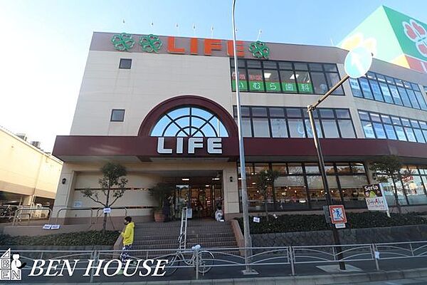 ライフ　鶴見店 徒歩7分。駅からの帰りにお買い物も可能です。 550m