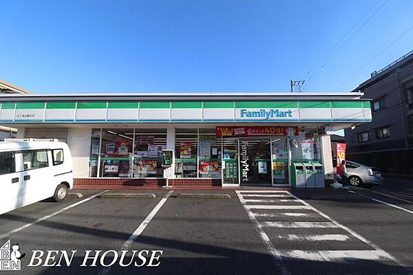 ファミリーマート三ツ池公園口店 徒歩3分。お出かけ前やお帰りの立ち寄りにも便利なコンビニ。 170m