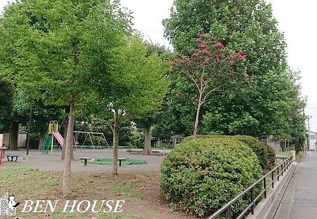 馬場四丁目公園 徒歩9分。樹々に囲まれた気持ちのよい公園です。 650m