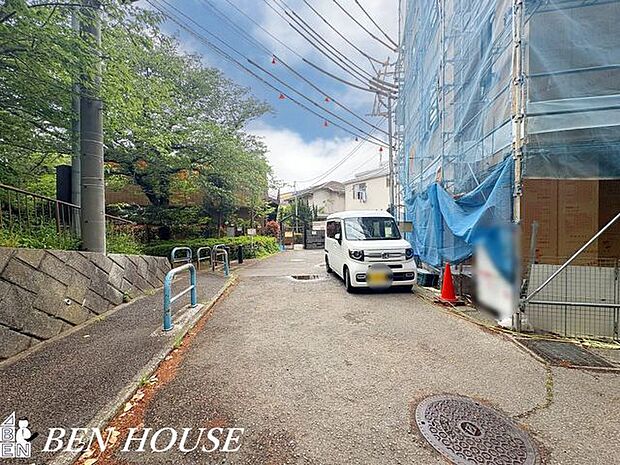 前面道路含む外観・見通しの良い前面道路。車通りも少なく、お子様の通学や愛犬とのお散歩も安心ですね。